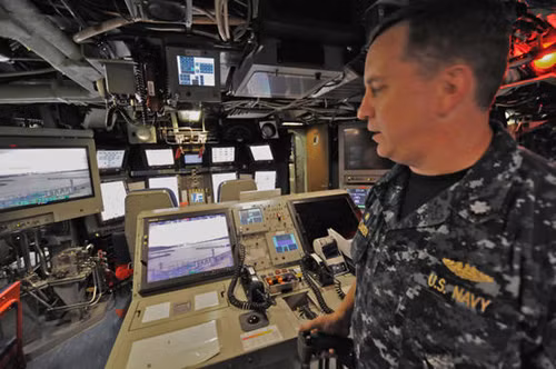 Hệ thống điều khiển điện tử trong tàu ngầm tấn công hạt nhân lớp Virginia. Ảnh: US Navy my-che-tao-tau-ngam-ran-de-hat-nhan-the-he-moi-1