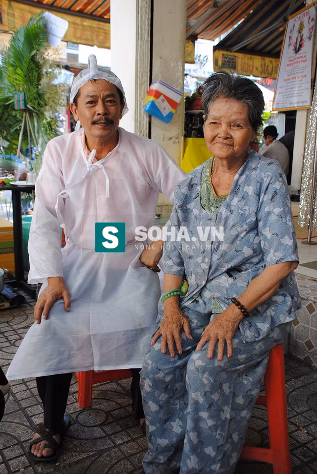  Người vợ duy nhất và người con trai duy nhất của ông bầu huyền thoại Việt Nam, Duy Ngọc - ảnh: Tam Anh. 