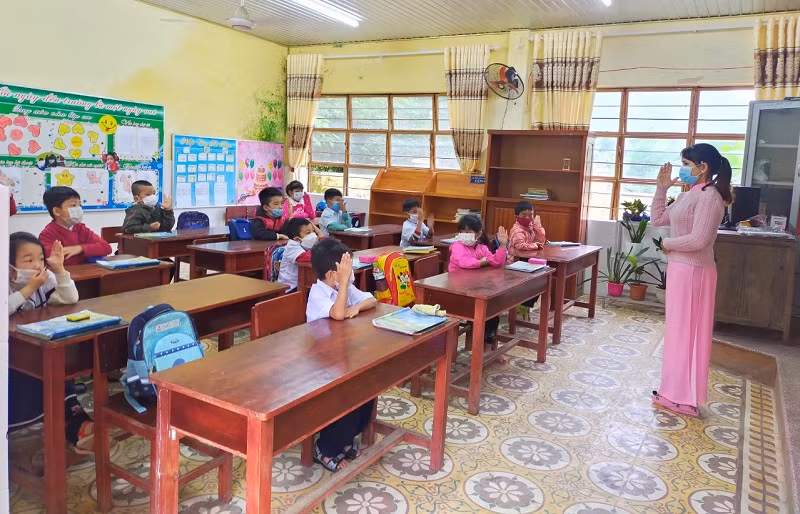 Học sinh lớp Một được cô giáo hướng dẫn nền nếp hoạt động tại lớp trong buổi học đầu tiên. 