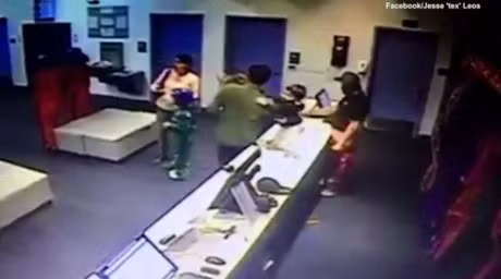 Chang trai dung mot tay do dua be roi tu tren ban xuong dat - Anh 2