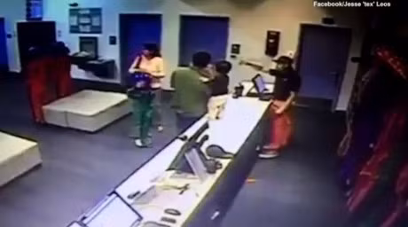 Chang trai dung mot tay do dua be roi tu tren ban xuong dat - Anh 1