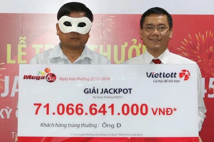 Người đàn ông hơn 40 tuổi nhận giải xổ số gần 70 tỷ đồng