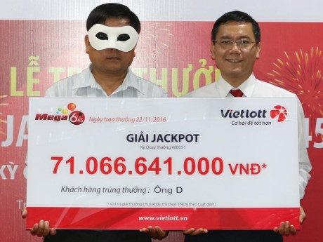 Người đàn ông hơn 40 tuổi nhận giải xổ số gần 70 tỷ đồng - Ảnh 1 Nguoi dan ong hon 40 tuoi nhan giai xo so gan 70 ty dong - Anh 1