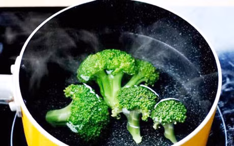 Luoc rau nao thi luoc nhung 5 loai nay thi tuyet doi cam, khong thi cung chang bo beo gi - Anh 2