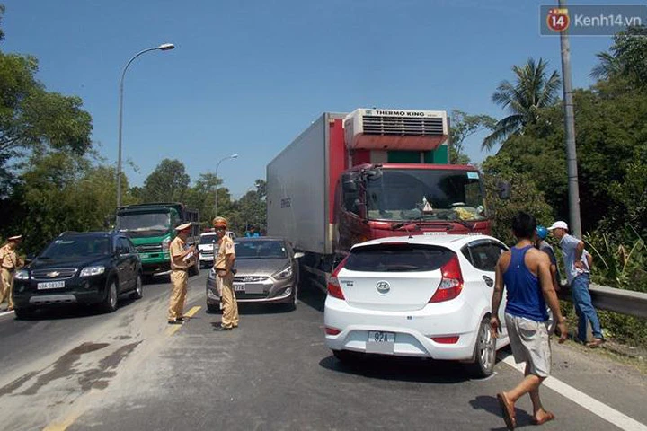 Tai nạn liên hoàn giữa 2 ôtô con và 1 xe tải, nhiều người la hét hoảng loạn