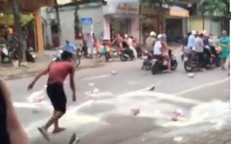 Thông tin bất ngờ vụ bố đến siêu thị đập phá vì nghi sữa giả - Ảnh 1 Thong tin bat ngo vu bo den sieu thi dap pha vi nghi sua gia - Anh 1