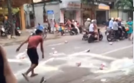 Thong tin bat ngo vu bo den sieu thi dap pha vi nghi sua gia - Anh 1