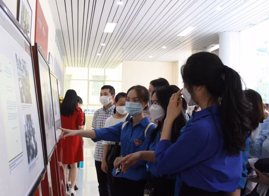 Sinh viên Trường Đại học Sư phạm Hà Nội tham quan Triển lãm.