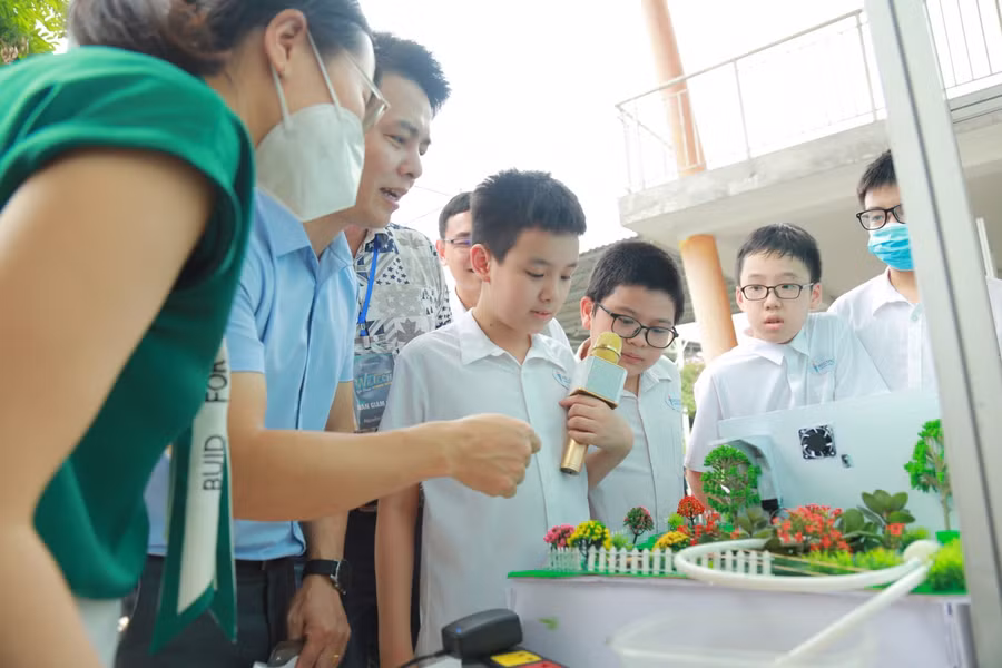 Đội thi Super Warriors với dự án “Thiết bị OLED theo dõi, kiểm soát thông số trong gia đình” (độ ẩm, nhiệt độ…).