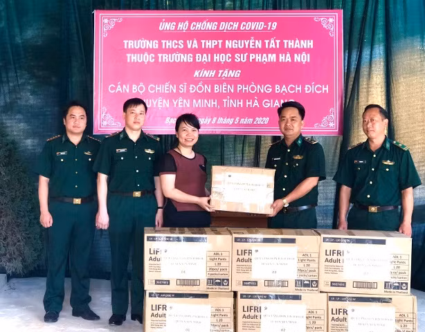 Thực hiện các dự án “Vì cộng đồng”, học sinh được giáo dục về lòng yêu nước, truyền thống “lá lành đùm lá rách”, “tương thân tương ái”