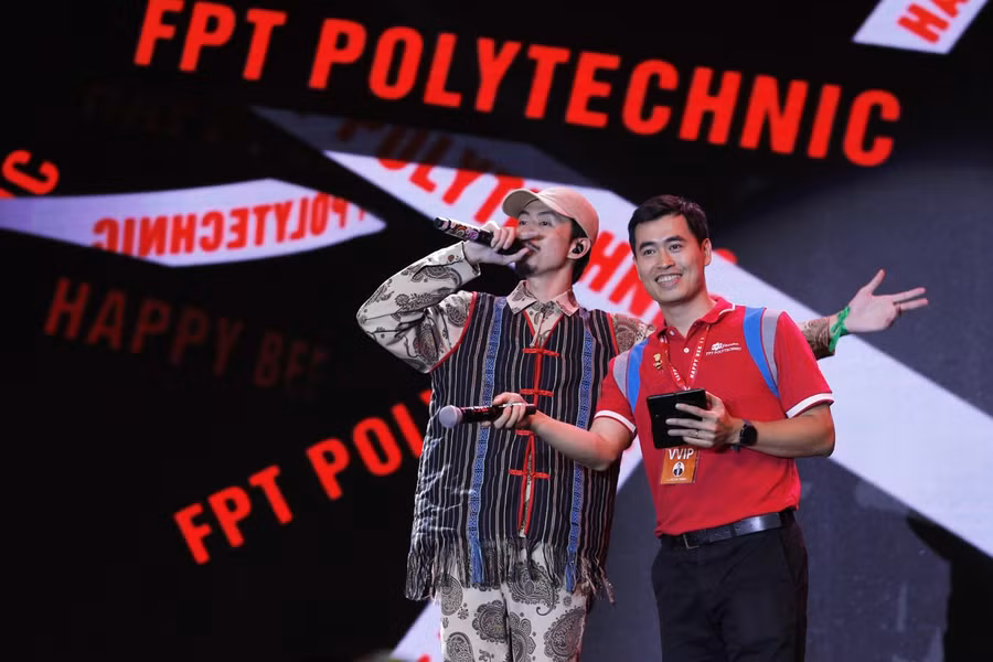 Màn song ca ngẫu hứng “Lối nhỏ” giữa rapper Đen và các thầy giáo trường FPT Polytechnic.