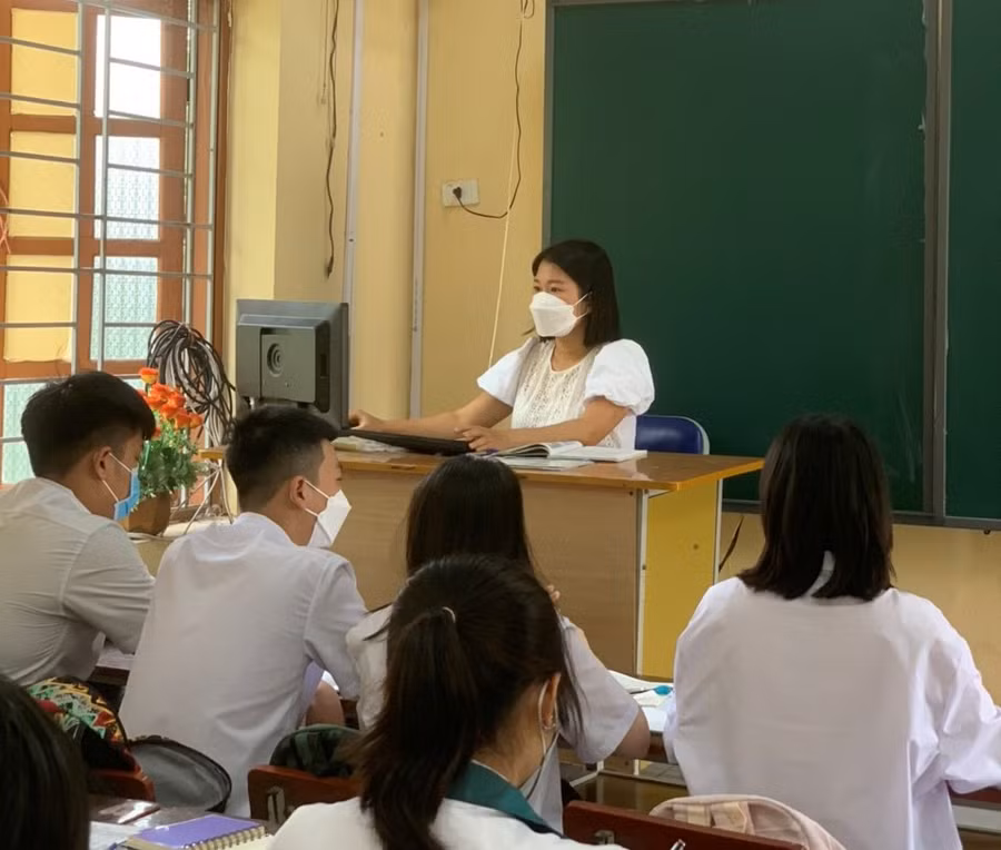 Cô Vũ Thị Anh và học sinh trong giờ học Lịch sử.