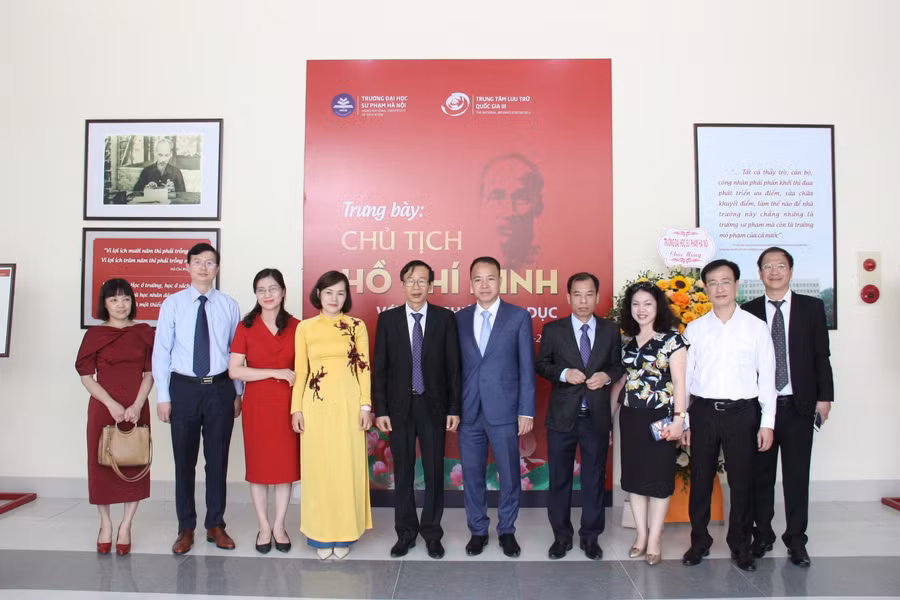 Các đại biểu dự khai mạc Triển lãm “Chủ tịch Hồ Chí Minh với sự nghiệp giáo dục”.