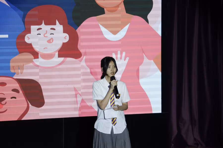 Học sinh Phan Lan Anh khối 7 thuyết trình về áp lực gia đình.