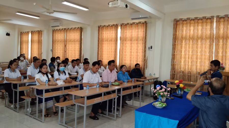 Cán bộ công chức học Tiếng Việt.