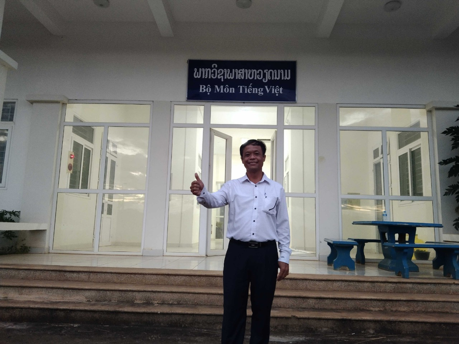 Thầy Tô Ngọc Sơn dạy học tại nước bạn Lào.