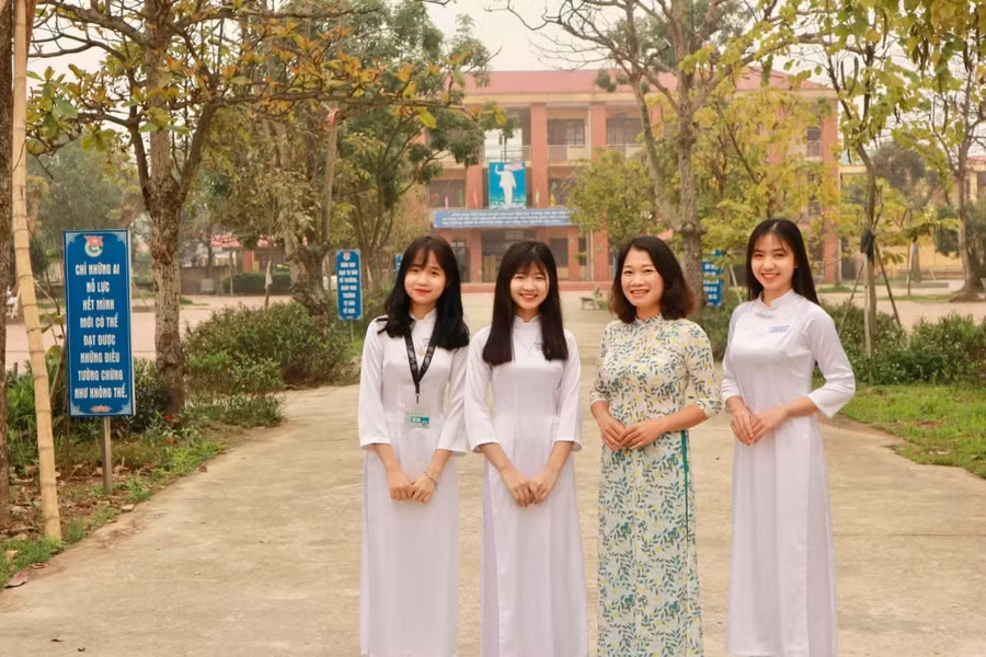 Cô Vũ Thị Anh và học trò.