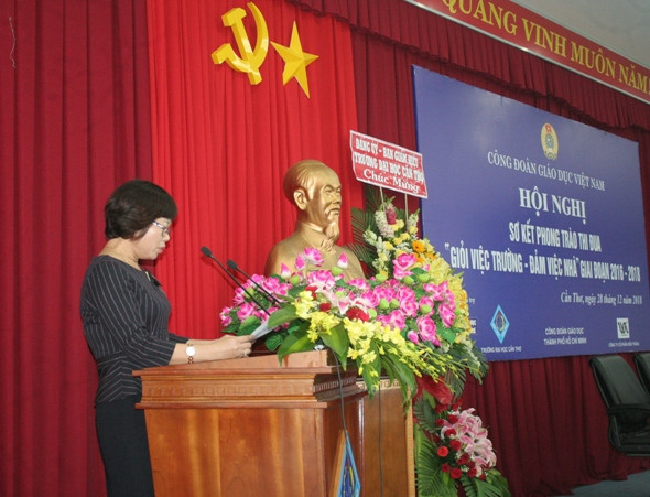 Các đại biểu báo cáo tham luận tại hội nghị