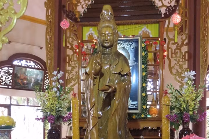 Lạ kỳ tượng phật bằng gỗ thủy tùng 2000 năm tuổi