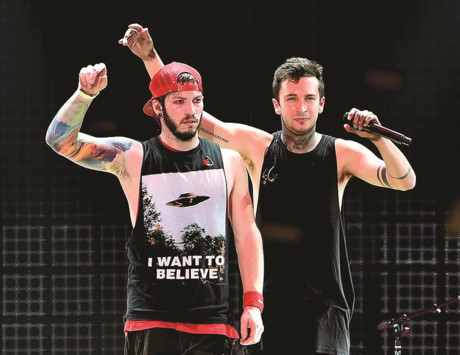 2 chang trai tut quan len nhan giai Grammy va hanh trinh chinh phuc the gioi - Anh 2