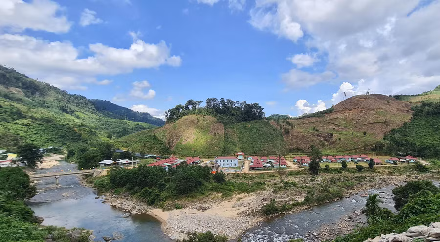 Toàn cảnh khu tái định cư Trà Leng yên bình nhìn từ trên cao. 