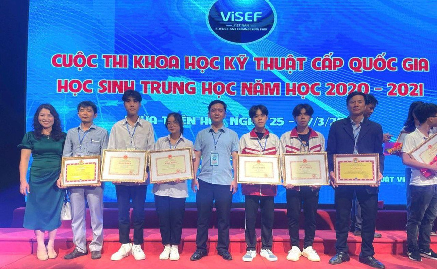 Thầy Nguyễn Trung Kiên (ngoài cùng bên phải) và nhóm học sinh đoạt giải tại cuộc thi Khoa học kỹ thuật dành cho học sinh trung học cấp quốc gia năm 2021. Ảnh: NVCC Thầy Nguyễn Trung Kiên (ngoài cùng bên phải) và nhóm học sinh đoạt giải tại cuộc thi Khoa học kỹ thuật dành cho học sinh trung học cấp quốc gia năm 2021. Ảnh: NVCC