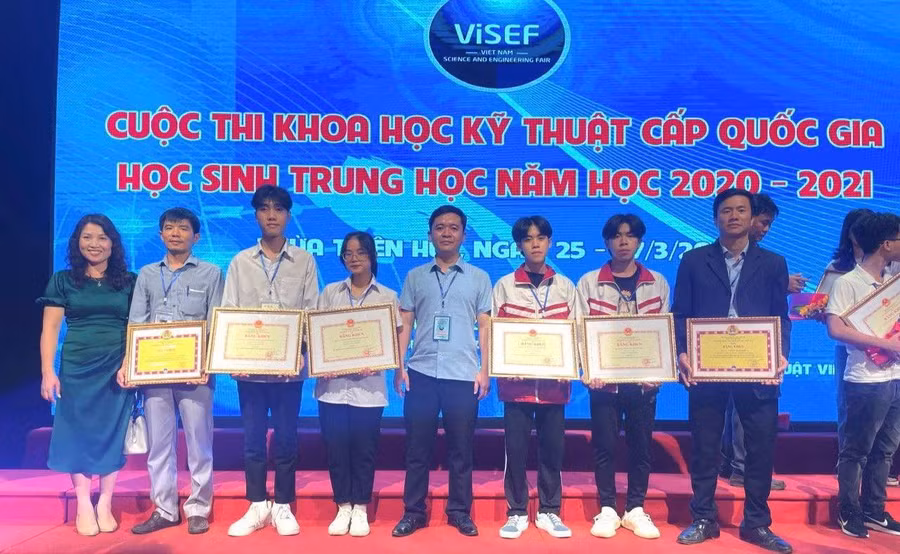 Thầy Nguyễn Trung Kiên (ngoài cùng bên phải) và nhóm học sinh đoạt giải tại cuộc thi Khoa học kỹ thuật dành cho học sinh trung học cấp quốc gia năm 2021. Ảnh: NVCC