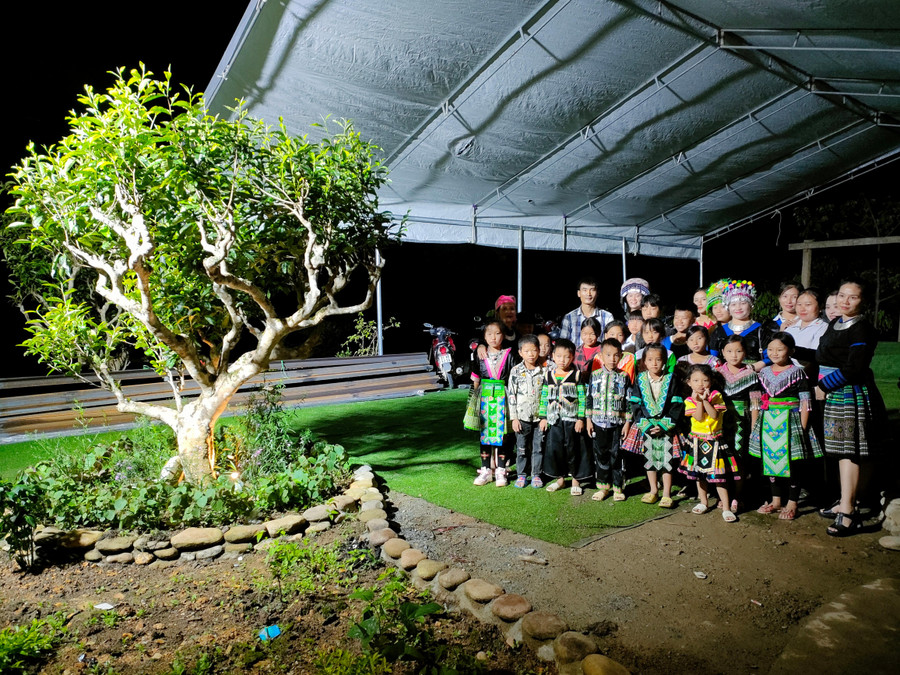 Bên cạnh học tập, bọn trẻ còn được tham gia nhiều hoạt động giao lưu, quảng bá văn hóa bản địa.