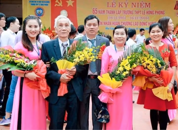 Thầy Bật cùng con trai, con dâu và các cháu gái cùng gắn bó với nghề giáo.
