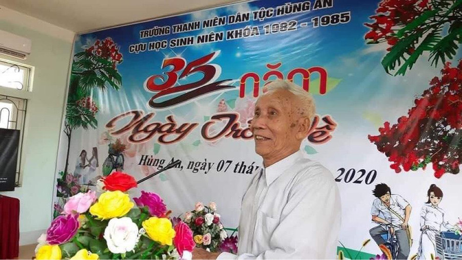 Thầy Trần Quang Bật dự lễ kỷ niệm 35 năm ngày thành lập Trường Thanh niên Dân tộc Hùng An.