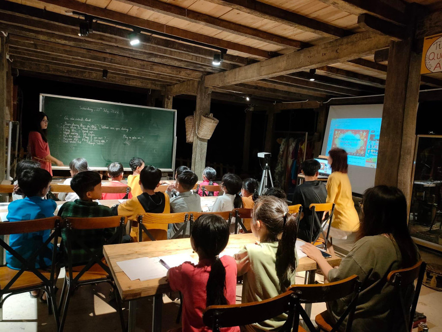 Mặc dù danh sách học sinh hiện tại chỉ có hơn 20 em, song lớp học luôn thu hút đông đảo trẻ em và người dân tham gia.