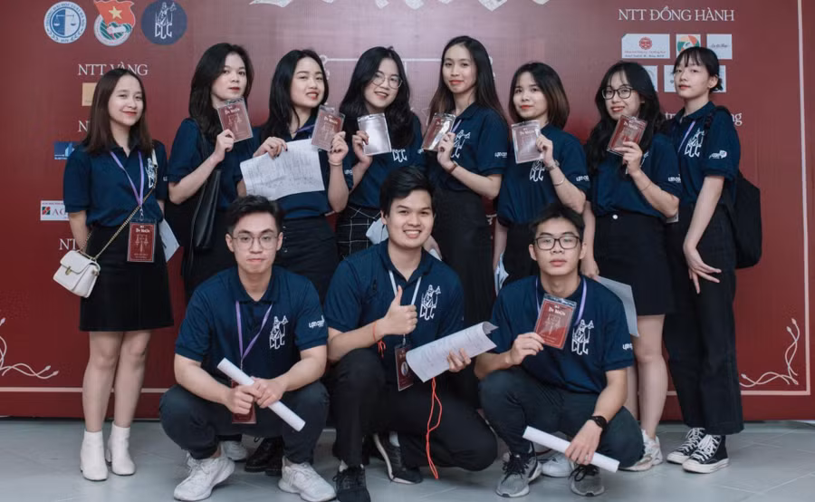 Nguyễn Tống Bảo Minh (ở giữa hàng thứ nhất), tham gia một cuộc thi ở trường. Ảnh: NVCC