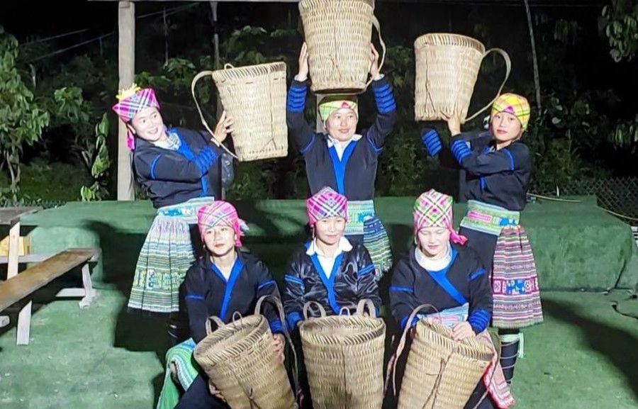 Qua sự kết nối của cô giáo Liên, đội văn nghệ bản Pang Cáng hoạt động thường xuyên và có nhiều cơ hội quảng bá điệu múa Mông rộng rãi hơn.