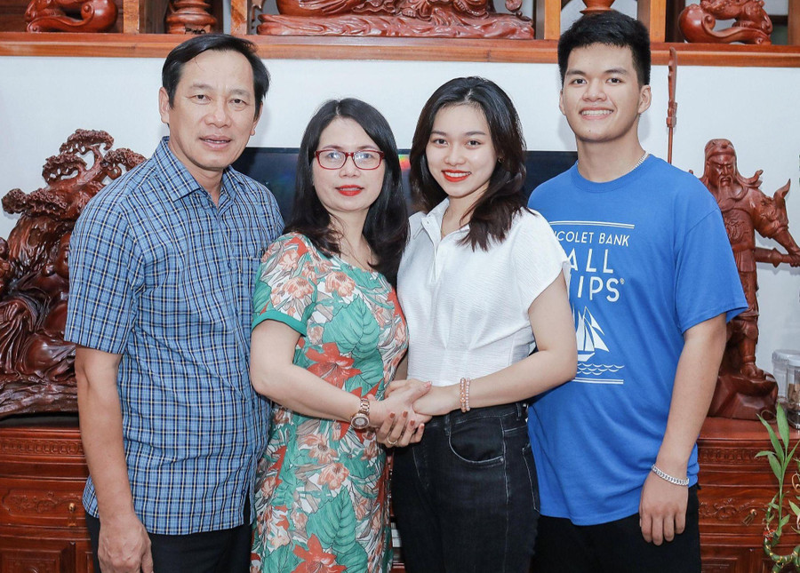 Khánh Hưng cùng gia đình. Khánh Hưng cùng gia đình.