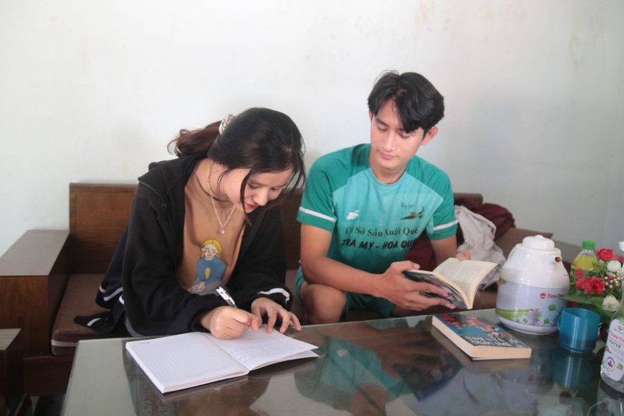 Hồ Văn Trí đang hướng dẫn cho em gái chọn trường đại học sau khi biết điểm của Kỳ thi tốt nghiệp THPT.