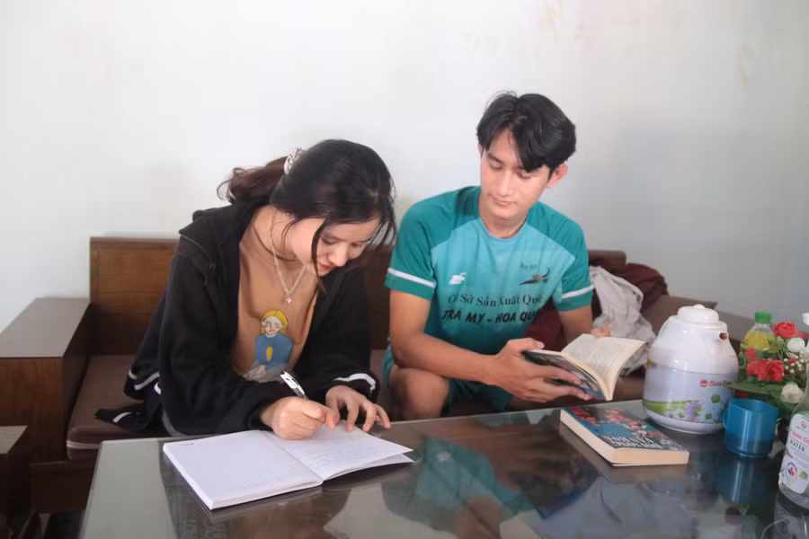 Hồ Văn Trí đang hướng dẫn cho em gái chọn trường đại học sau khi biết điểm của Kỳ thi tốt nghiệp THPT.