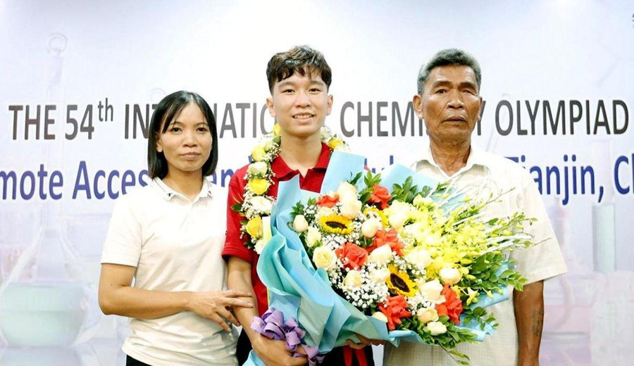 Trần Đức Minh chụp ảnh cùng mẹ và ông ngoại.