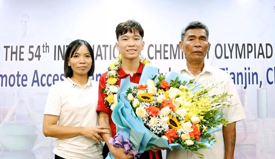 Trần Đức Minh chụp ảnh cùng mẹ và ông ngoại.