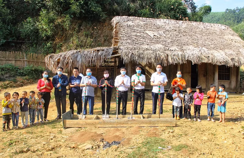 Ông Lê Minh Thư cùng nhà tài trợ khởi công xây dựng điểm lẻ mầm non, tại bản Vịn, xã Yên Thắng (Lang Chánh, Thanh Hóa).