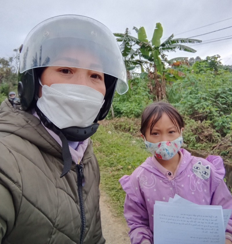 Cô Đỗ Thị Xuân đến từng nhà để giao bài cho học sinh thời điểm thực hiện giãn cách xã hội. Ảnh: NVCC Cô Đỗ Thị Xuân đến từng nhà để giao bài cho học sinh thời điểm thực hiện giãn cách xã hội. Ảnh: NVCC