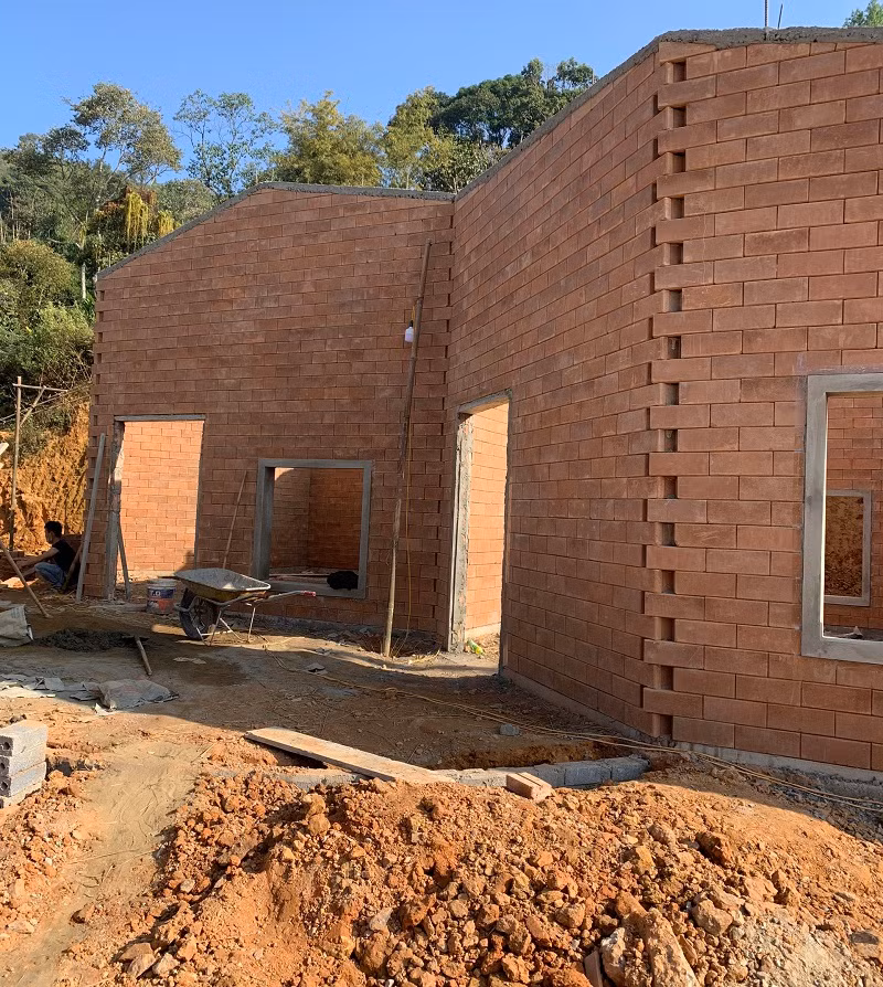 Điểm bản Pú Khớ khi đang được xây dựng. Ảnh: NVCC