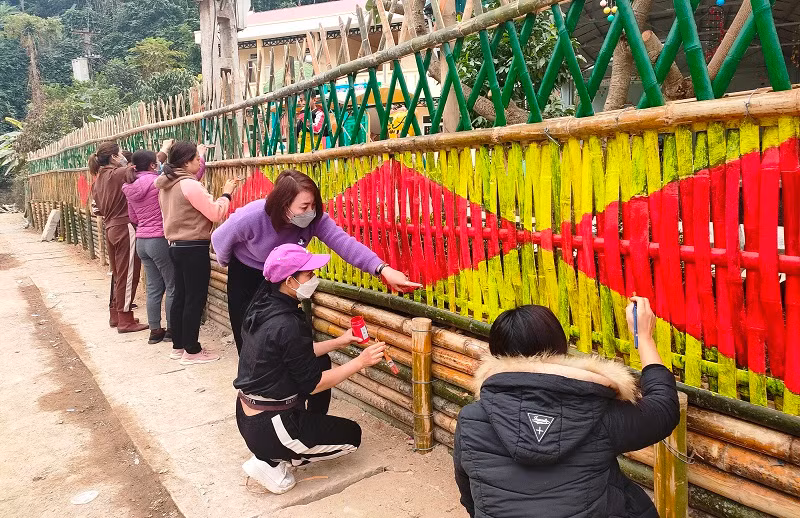Cô Ngân Thị Thướng cùng giáo viên và phụ huynh dựng hàng rào Trường Mầm non Tam Thanh.
