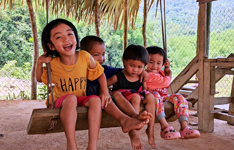 Cô Ngân Thị Thướng chơi cùng trẻ ở điểm lẻ Cha Lung khi cơ sở chưa được đầu tư, xây dựng.