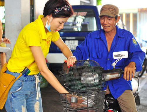 Người mẫu Trang Trần - Góc nhìn khác ảnh 6 Người mẫu Trang Trần và những hình ảnh từ thiện đầy xúc động