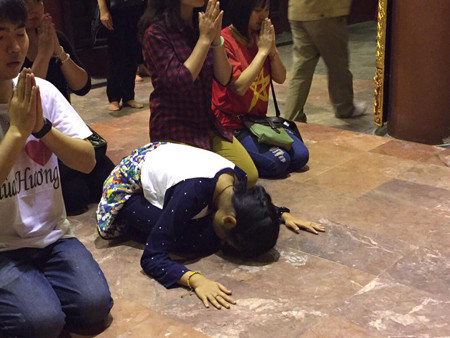 Lễ bái tại chùa. Lễ bái tại chùa.