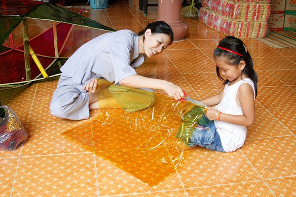 Người mẫu Trang Trần - Góc nhìn khác ảnh 10 Người mẫu Trang Trần và những hình ảnh từ thiện đầy xúc động