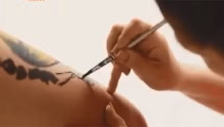 Bi hài hot girl cho “thuê đùi nóng” kiếm bạc triệu - Ảnh 1