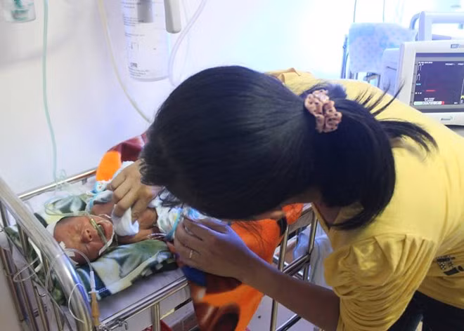 Sau hơn 20 ngày điều trị, tình trạng sức khỏe của cháu Bé đã có nhiều chuyển biến. Trước đó cháu bị đẻ rơi tỏng nhà vệ sinh.