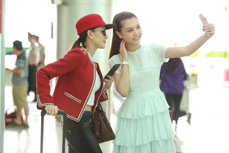 Ngọc Duyên cùng học trò Hà Hồ lên đường đến Victoria Ngoc Duyen cung hoc tro Ha Ho len duong den Victoria