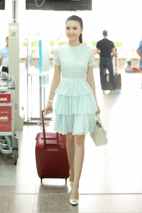 Ngoc Duyen cung hoc tro Ha Ho len duong den Victoria